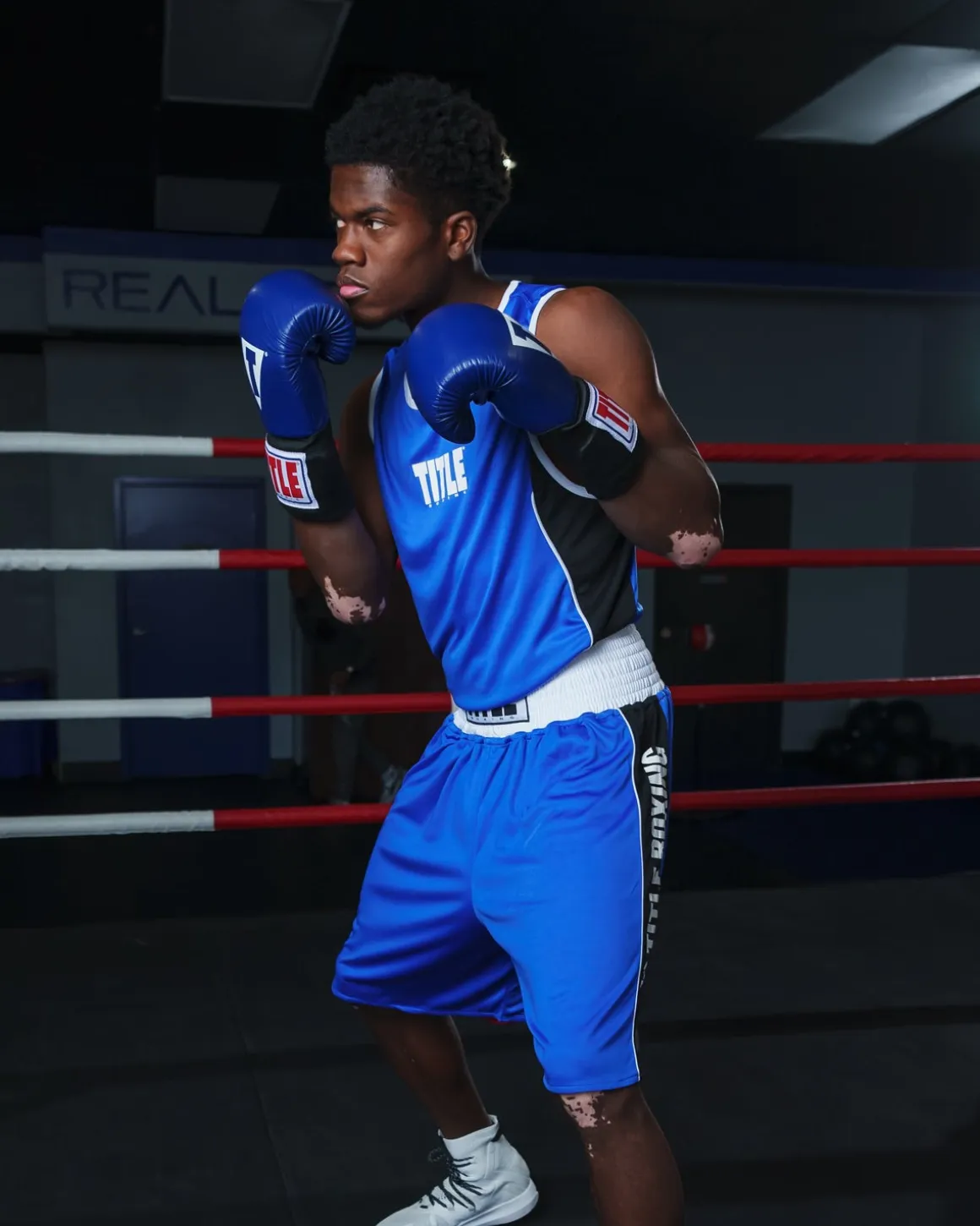 TITLE Boxing Stinger Reversible Amateur Boxing Set