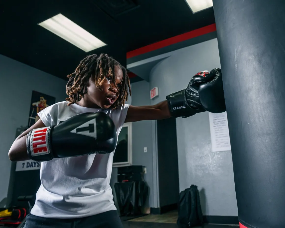 TITLE Classic Black Max Boxing Gloves
