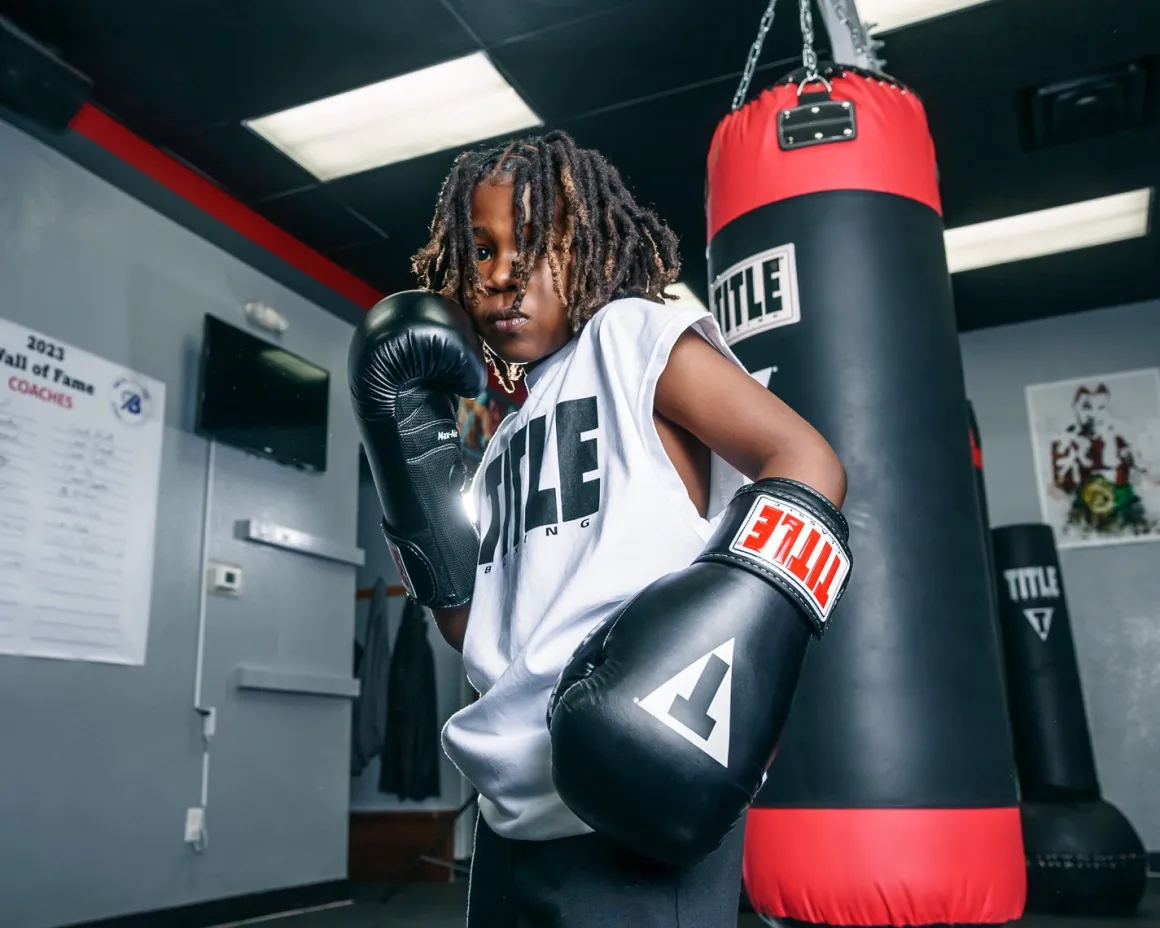 TITLE Classic Black Max Boxing Gloves