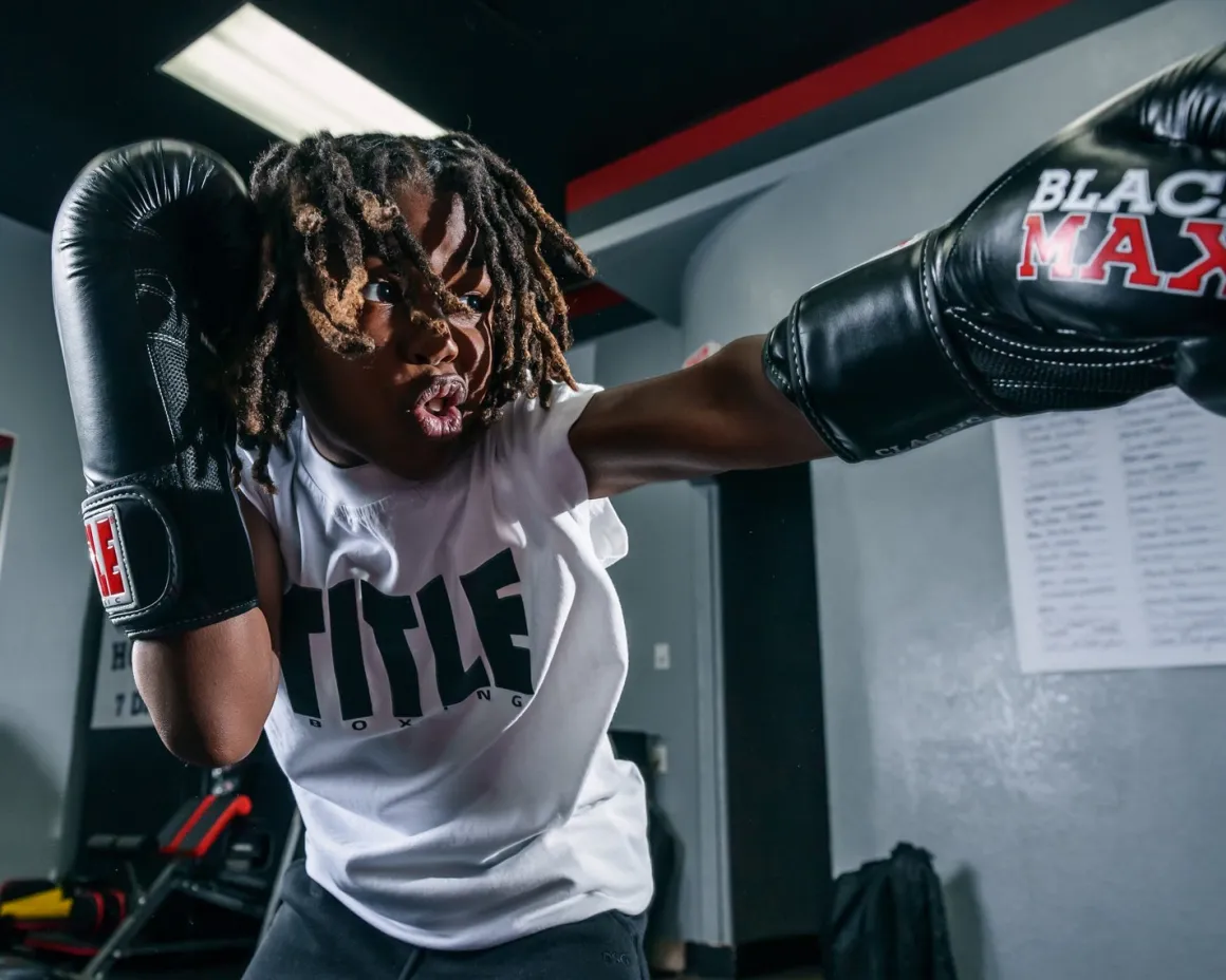 TITLE Classic Black Max Boxing Gloves